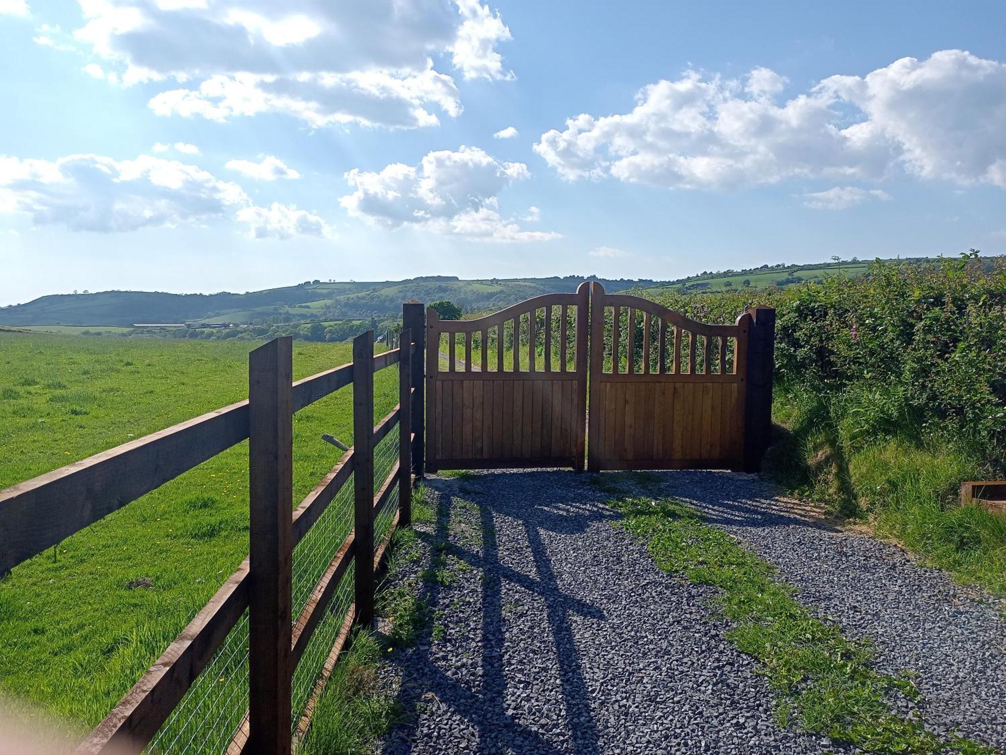 Oak Tree Farm Hotel Llanfynydd ภายนอก รูปภาพ